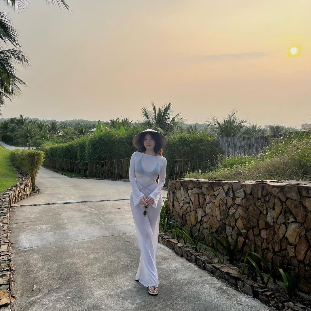 Mới đây, nàng WAG Thụy Hân khiến dân tình xôn xao khi khoe dáng nóng bỏng cùng bikini.