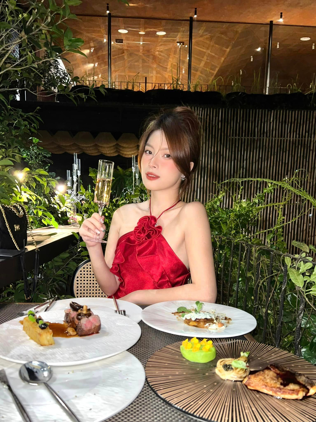 Bạn gái Lê Minh Bình từng được báo Trung Quốc dành nhiều mỹ từ khen ngợi là "hot girl đeo kính" với làn da trắng nõn, đôi chân dài miên man.