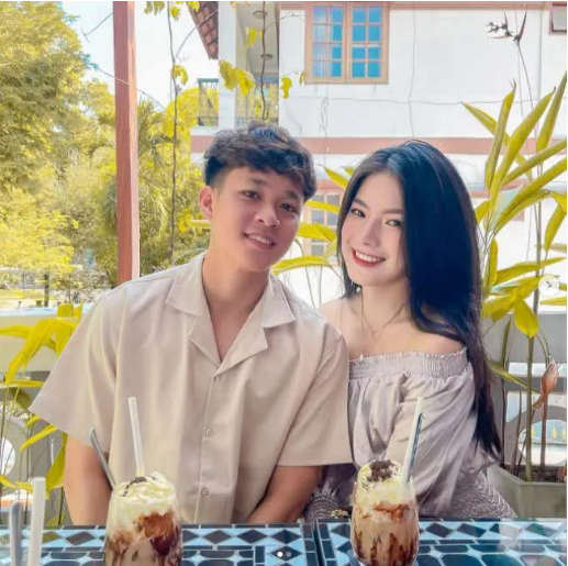 Bạn gái Minh Bình sau đó đã gay gắt đáp trả vì cho rằng người này không nhìn kĩ đã nhận xét về trang phục của cô.