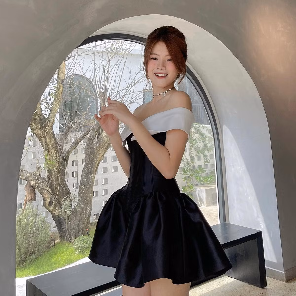 Không còn gắn liền với cặp kính cận, Thuỵ Hân gợi cảm và quyến rũ hơn nhiều.