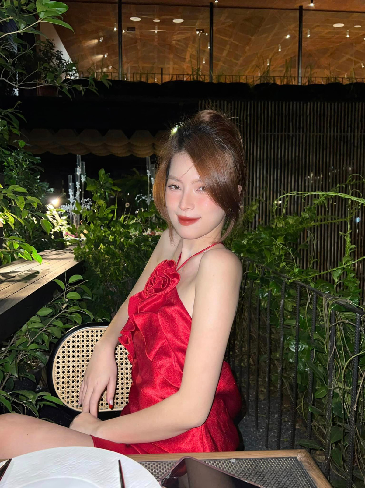 Vốn theo học ngành Thiết kế thời trang của trường ĐH Kiến trúc TP.HCM, nàng WAG hiểu rõ những trang phục mà mình mặc hơn góc nhìn của người qua đường.