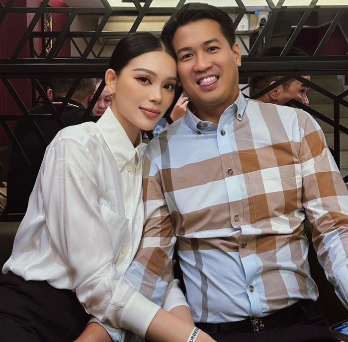 Hai tuần sau đám cưới tại Manila, Philippines, cặp đôi tiếp tục thể hiện tình cảm dành cho nhau trên mạng xã hội.