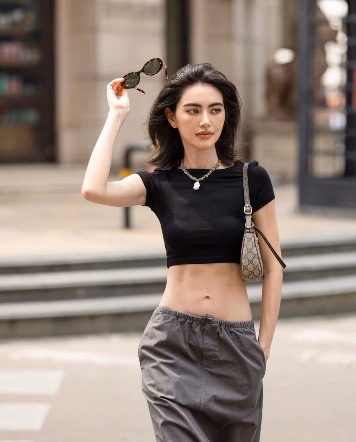 So với khi đóng "Tình người duyên ma", hiện Mai Davika hướng tới phong cách gợi cảm.