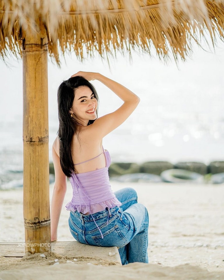 Không chỉ có gương mặt xinh đẹp không góc chết, cô còn sở hữu vóc dáng mảnh khảnh, không chút mỡ thừa nhưng đầy gợi cảm.