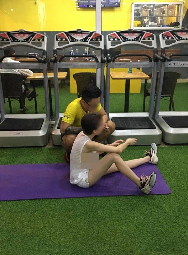 Cô gái này thậm chí còn "thả rông" tập gym. Ai nhìn vào cũng phải "đỏ mặt" xấu hổ thay.