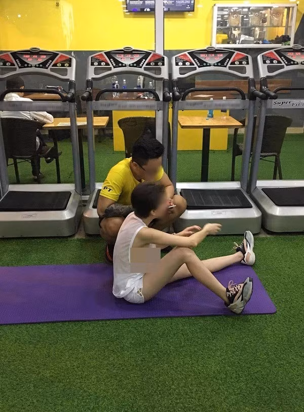 Cô gái này thậm chí còn "thả rông" tập gym. Ai nhìn vào cũng phải "đỏ mặt" xấu hổ thay.