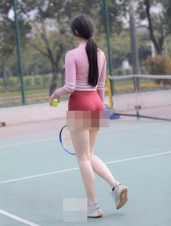 Nhiều người đẹp lại lựa chọn sai trang phục, thậm chí ăn mặc phản cảm khiến những người xung quanh nhìn thấy phải "đỏ mặt" quay đi.