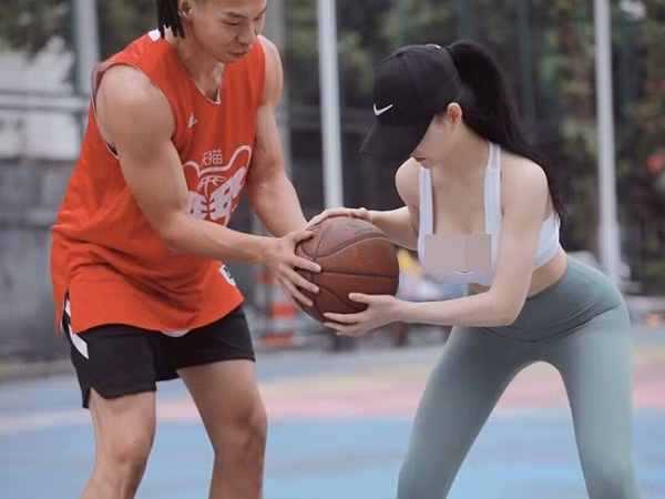 Việc diện trang phục không phù hợp cũng gây ra bất tiện cho các cô gái khi tham gia tập luyện thể thao.