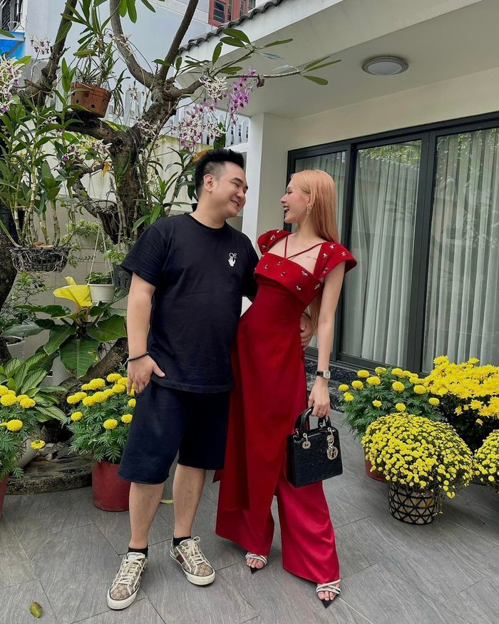 Không chỉ tặng Xoài Non đồ hiệu nhiều không kể hết, luôn làm hậu phương vững chắc cho vợ thoải mái theo đuổi sự nghiệp riêng.