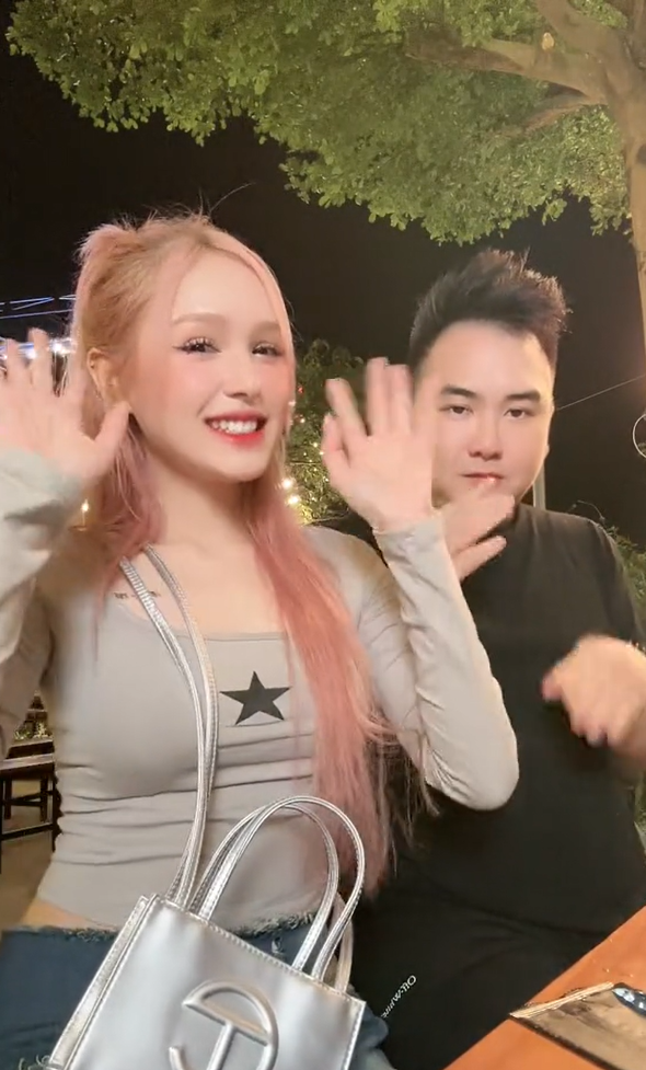 Mặc dù gương mặt nam streamer lộ rõ vẻ phụng phịu cũng như lúng túng nhưng anh vẫn cố gắng hoàn thành clip cùng với vợ. Trong khi đó về phía Xoài Non, cô nàng trách yêu Xemesis: "Rủ anh này quay khó quá".