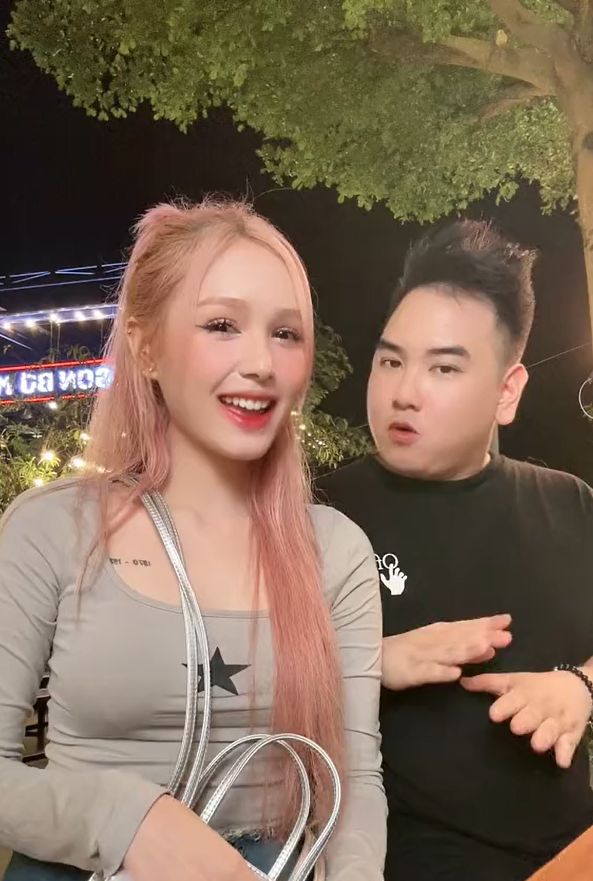 Trong clip mới đây, nam streamer Xemesis đã khiến dân tình phải cười bò khi cùng vợ vừa nhảy múa vừa quay clip TikTok.