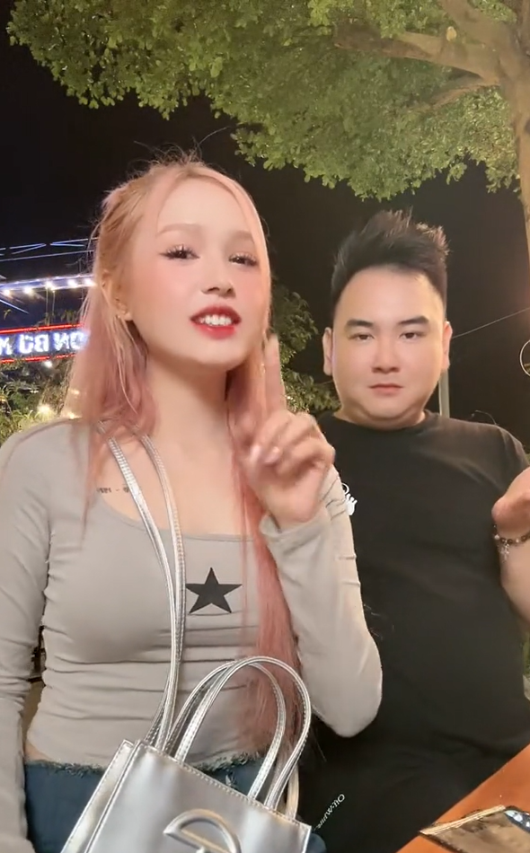 Nhiều người cho rằng nét mặt của nam streamer như đang ra tín hiệu cầu cứu, không thuộc bài mà vợ cứ bắt đu trend.