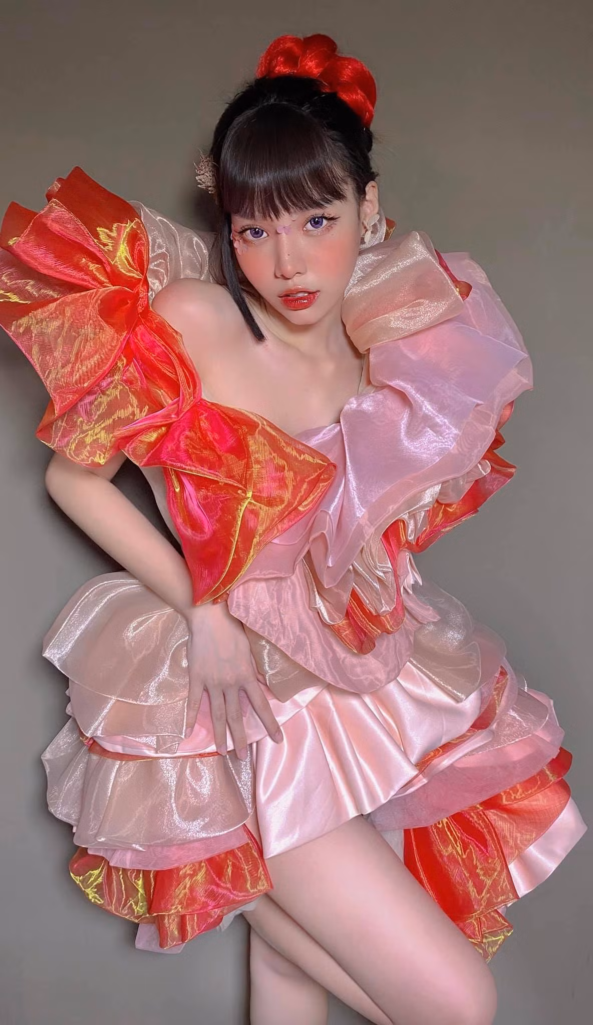 Cô nàng đã phải trải qua những lần tiểu phẫu, "vịt hóa thiên nga" để có được sắc vóc như hiện tại.