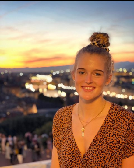 Cô được gọi với khá nhiều biệt danh, trong đó nhiều nhất là “Búp bê bóng chuyền” hay “Nàng tiên cá bóng chuyền Đức”.