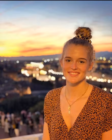 Cô được gọi với khá nhiều biệt danh, trong đó nhiều nhất là “Búp bê bóng chuyền” hay “Nàng tiên cá bóng chuyền Đức”.