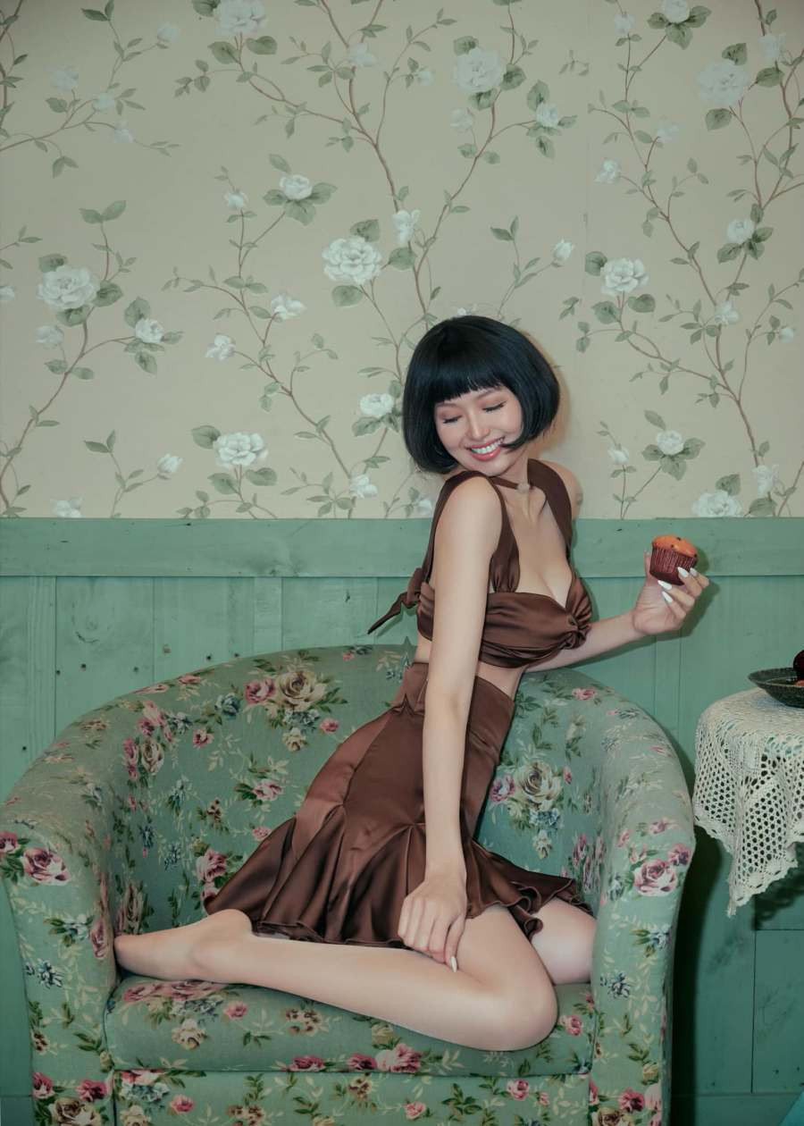 Thân hình cân đối, làn da trắng như phát sáng cùng kiểu tóc đen, ôm mặt... khiến cô luôn xinh tươi, thu hút.