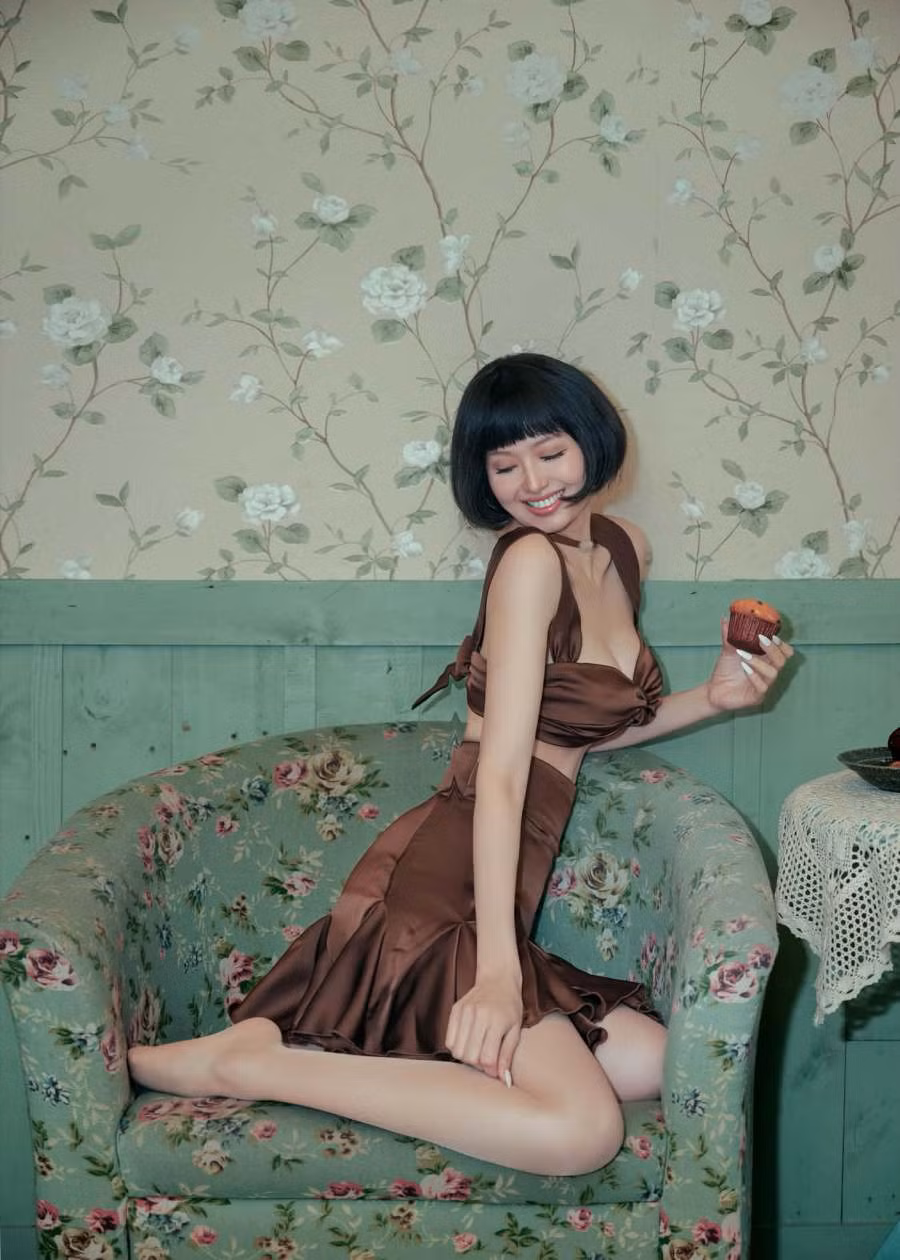 Thân hình cân đối, làn da trắng như phát sáng cùng kiểu tóc đen, ôm mặt... khiến cô luôn xinh tươi, thu hút.