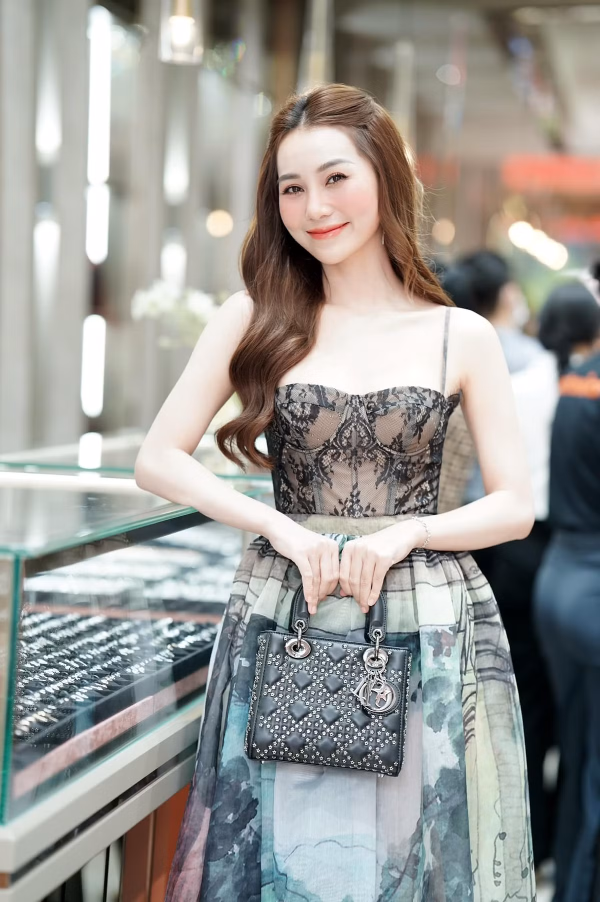 Cô còn là gương mặt được nhiều người biết đến trên nền tảng Tiktok và thu hút hàng triệu fan nhờ sở hữu nhan sắc xinh đẹp, gu mặc nữ tính tôn dáng mảnh mai.