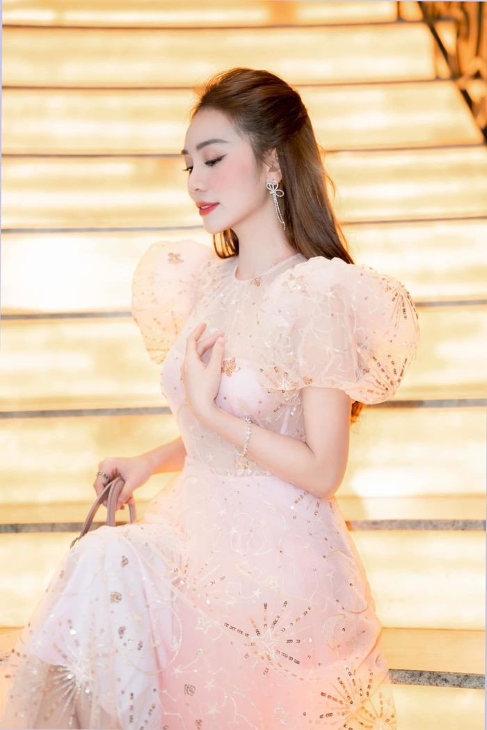 Bên cạnh việc tham gia cuộc thi nhan sắc, Hoàng Kim Chi còn là nữ giám đốc của một thương hiệu về sản phẩm chăm sóc tóc.