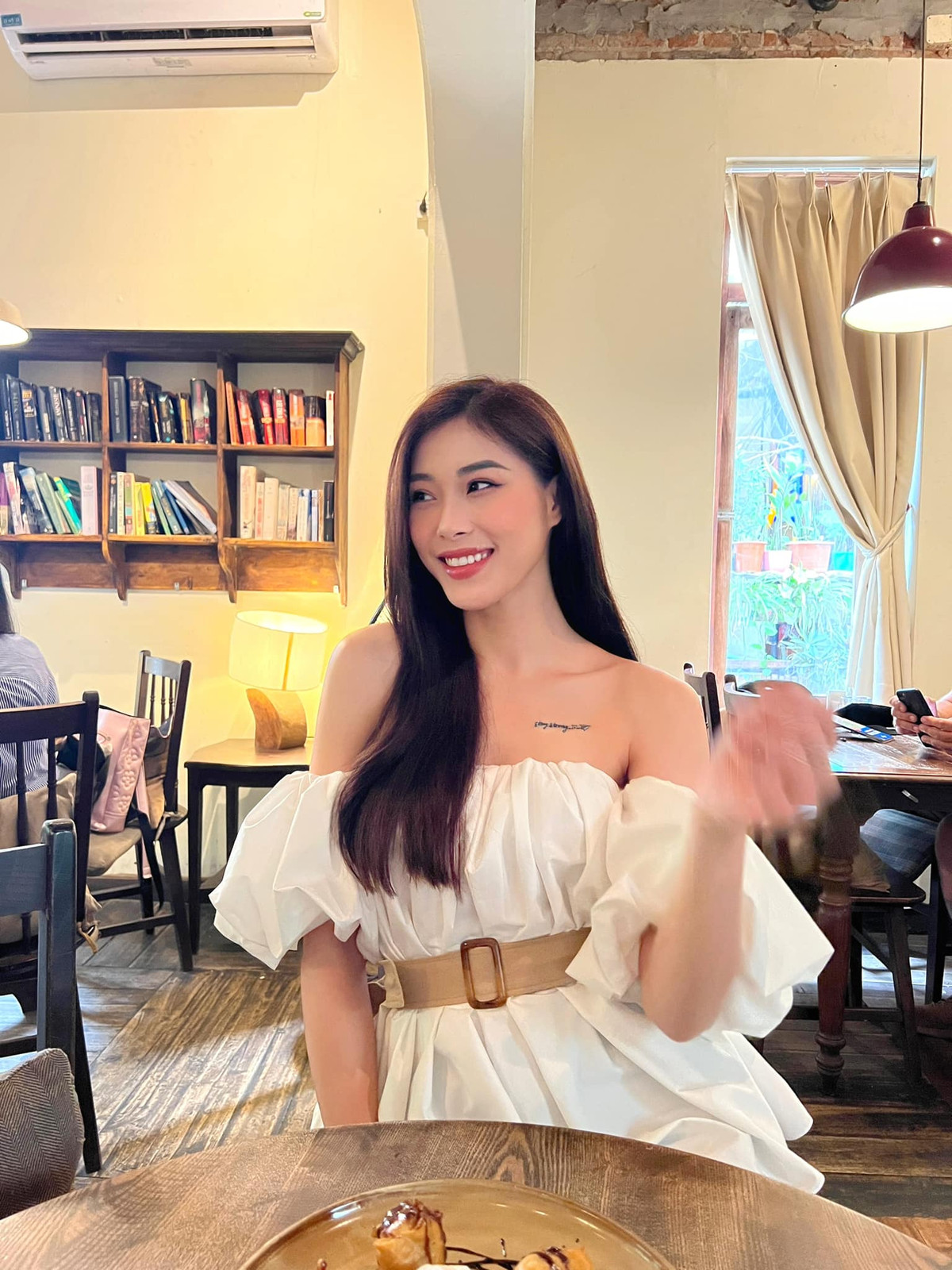 Bên cạnh Mỹ Huyền, hoa khôi bóng chuyền Đặng Thu Huyền cũng nổi tiếng không kém cạnh.