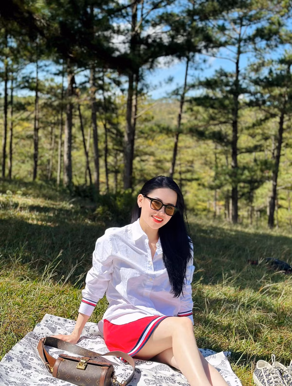 Trong phiên livestream bán hàng cho một hãng mỹ phẩm mới đây, "chiến thần review" gây ra nhiều tranh cãi. Lý do là bởi hiện tượng mạng 9X đã sử dụng từ ngữ gây hiểu nhầm cho số đông khán giả.