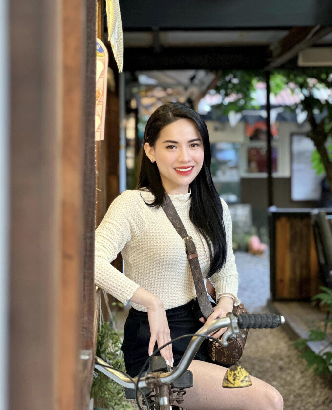 Cộng đồng mạng cũng cho rằng việc Hà Linh khen chê thẳng thắn khiến nhiều hàng quán bị ảnh hưởng, đó là hành động thiếu tôn trọng chủ quán.