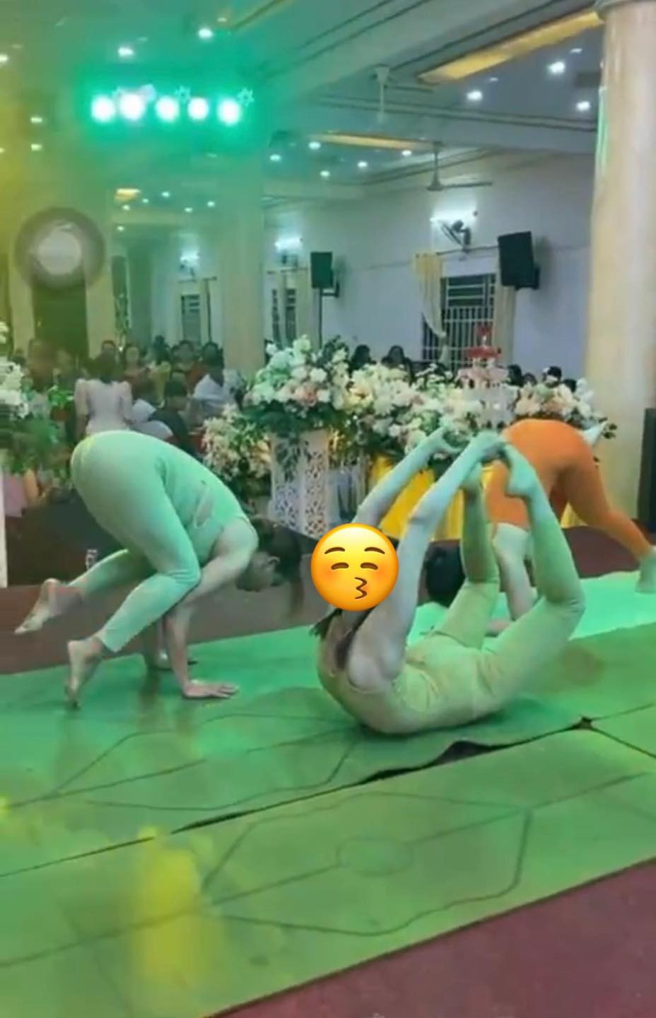 Phần lớn đều ngán ngẩm trước tiết mục yoga của 3 cô gái này, bởi lẽ nó hoàn toàn không phù hợp.