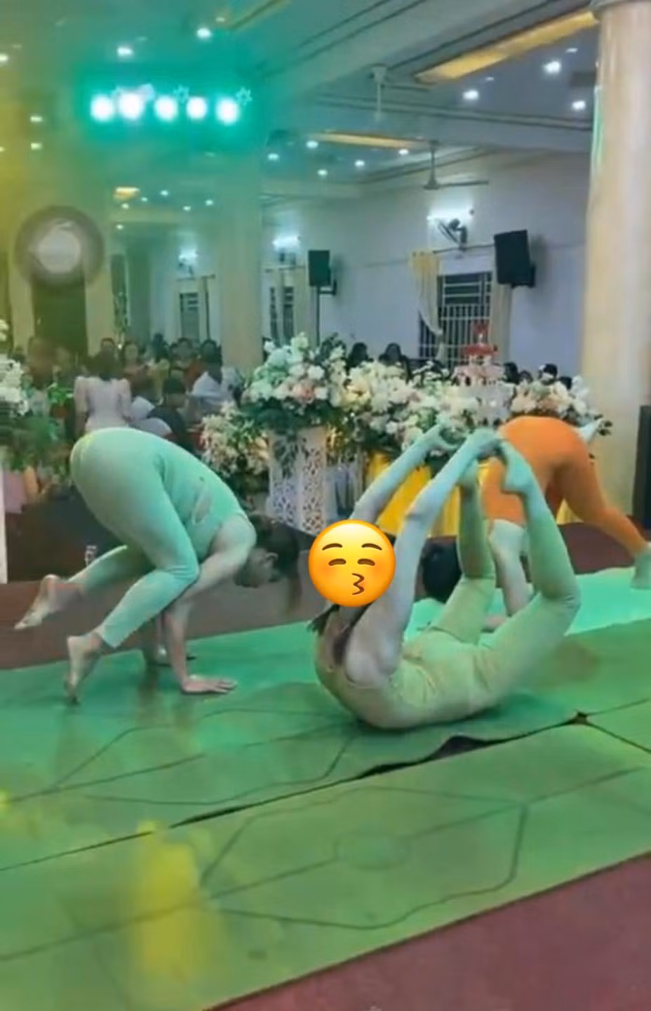 Phần lớn đều ngán ngẩm trước tiết mục yoga của 3 cô gái này, bởi lẽ nó hoàn toàn không phù hợp.