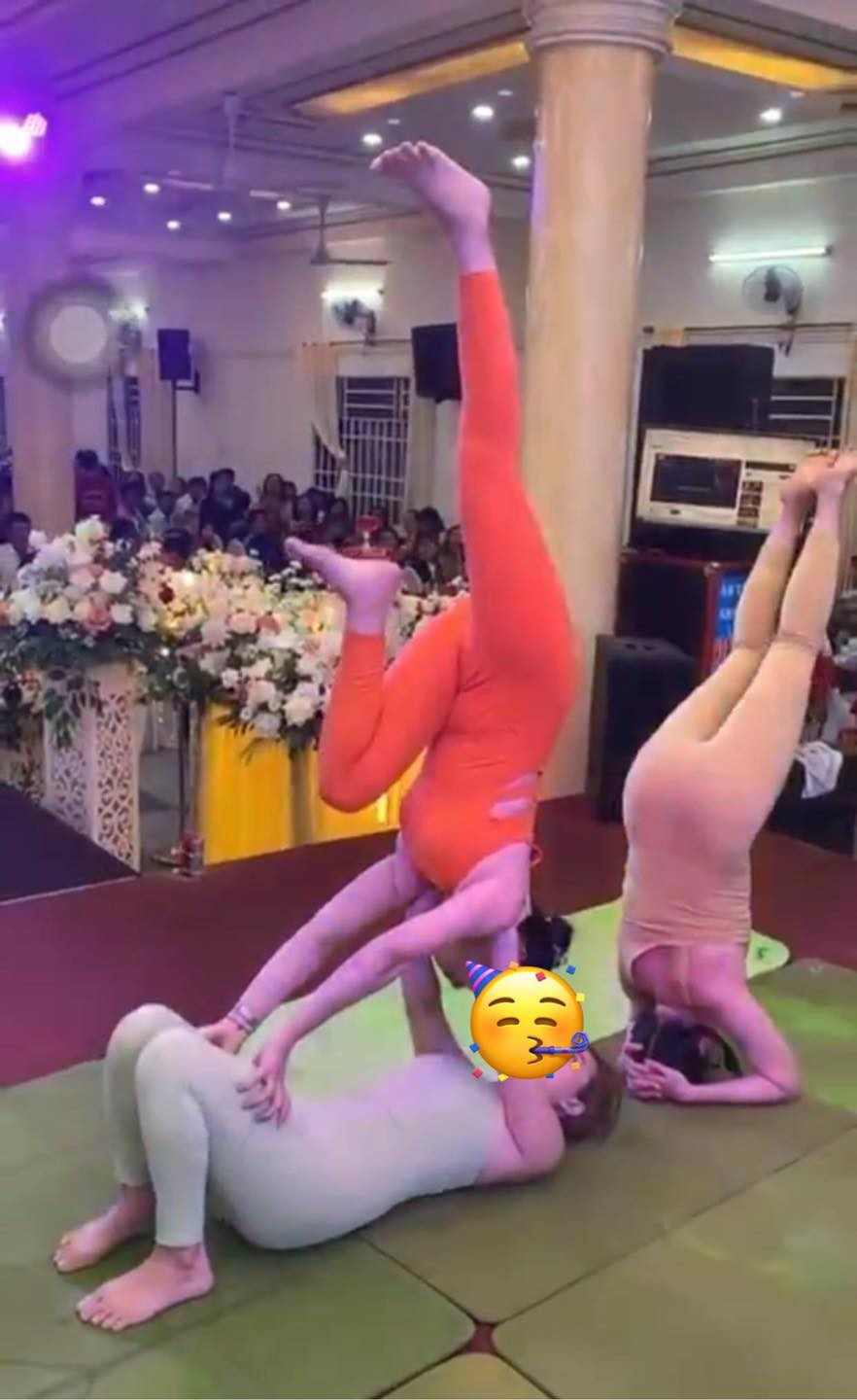 Sau khi chia sẻ lên MXH, cư dân mạng thấy ái ngại thay cho cô dâu, chú rễ lẫn quan khách có mặt trong đám cưới.