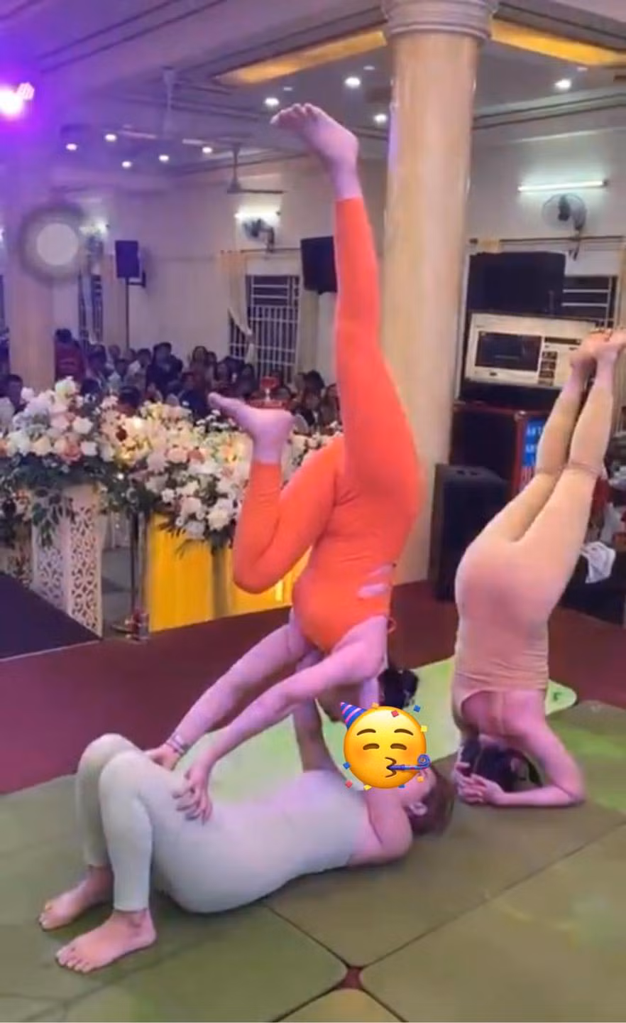 Sau khi chia sẻ lên MXH, cư dân mạng thấy ái ngại thay cho cô dâu, chú rễ lẫn quan khách có mặt trong đám cưới.