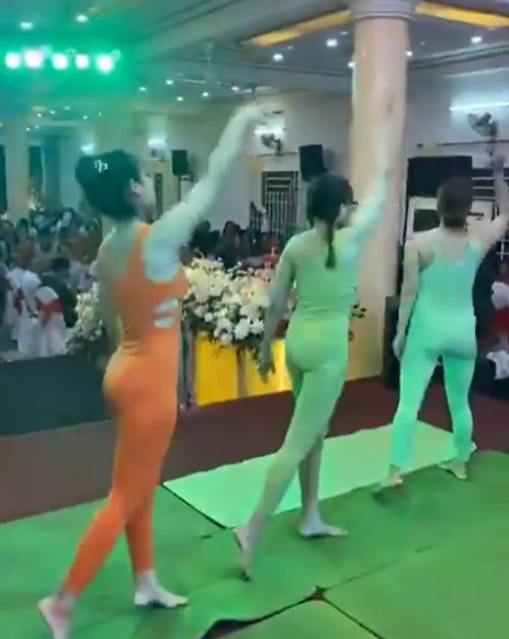 Hơn thế nữa 3 cô gái ăn mặc không phù hợp với đồ bò sát, thực hiện các động tác uốn éo phản cảm trong khi phía dưới đang tập trung nhiều khách mời.