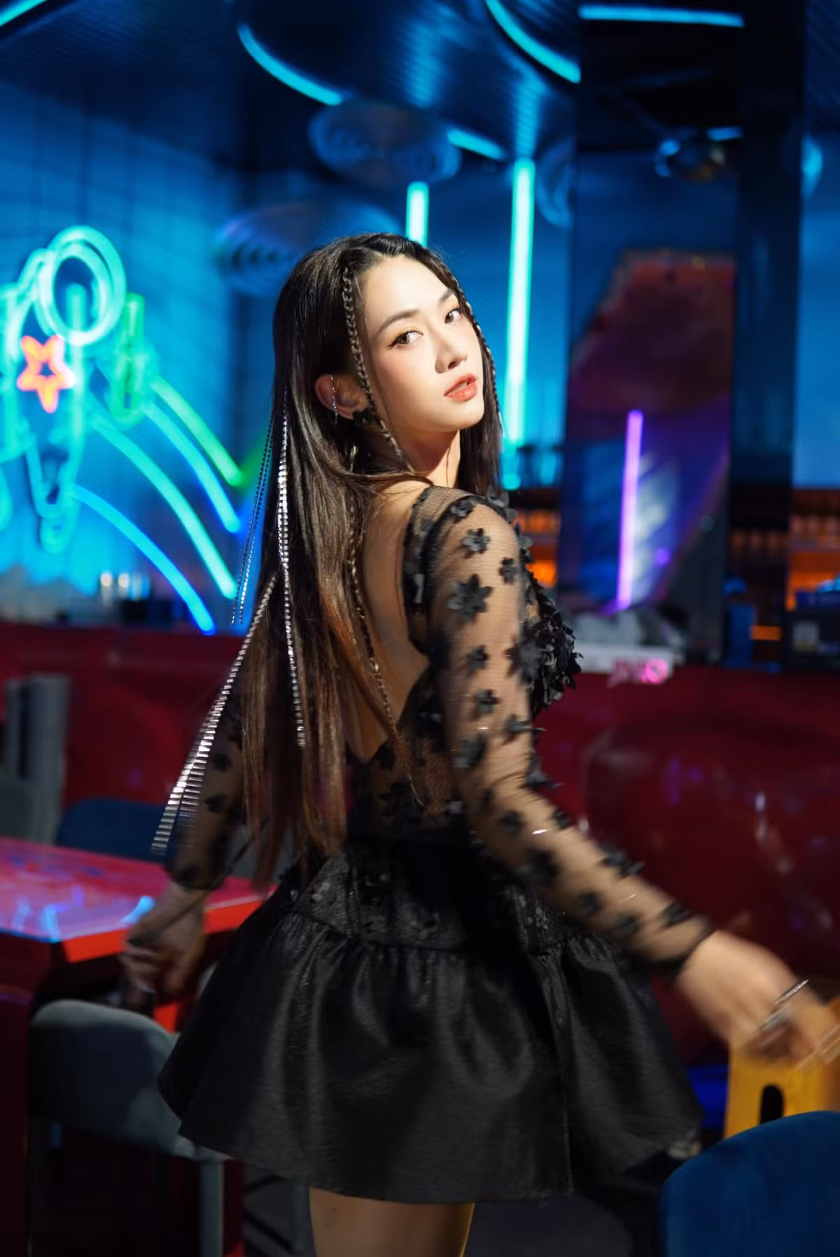 Trong quá khứ, "hot girl phòng gym" này liên tục thành tâm điểm tranh cãi bởi phong cách thời trang khó hiểu và gợi cảm hơi quá đà, cũng như loạt phát ngôn và hành động gây sốc trên mạng xã hội.