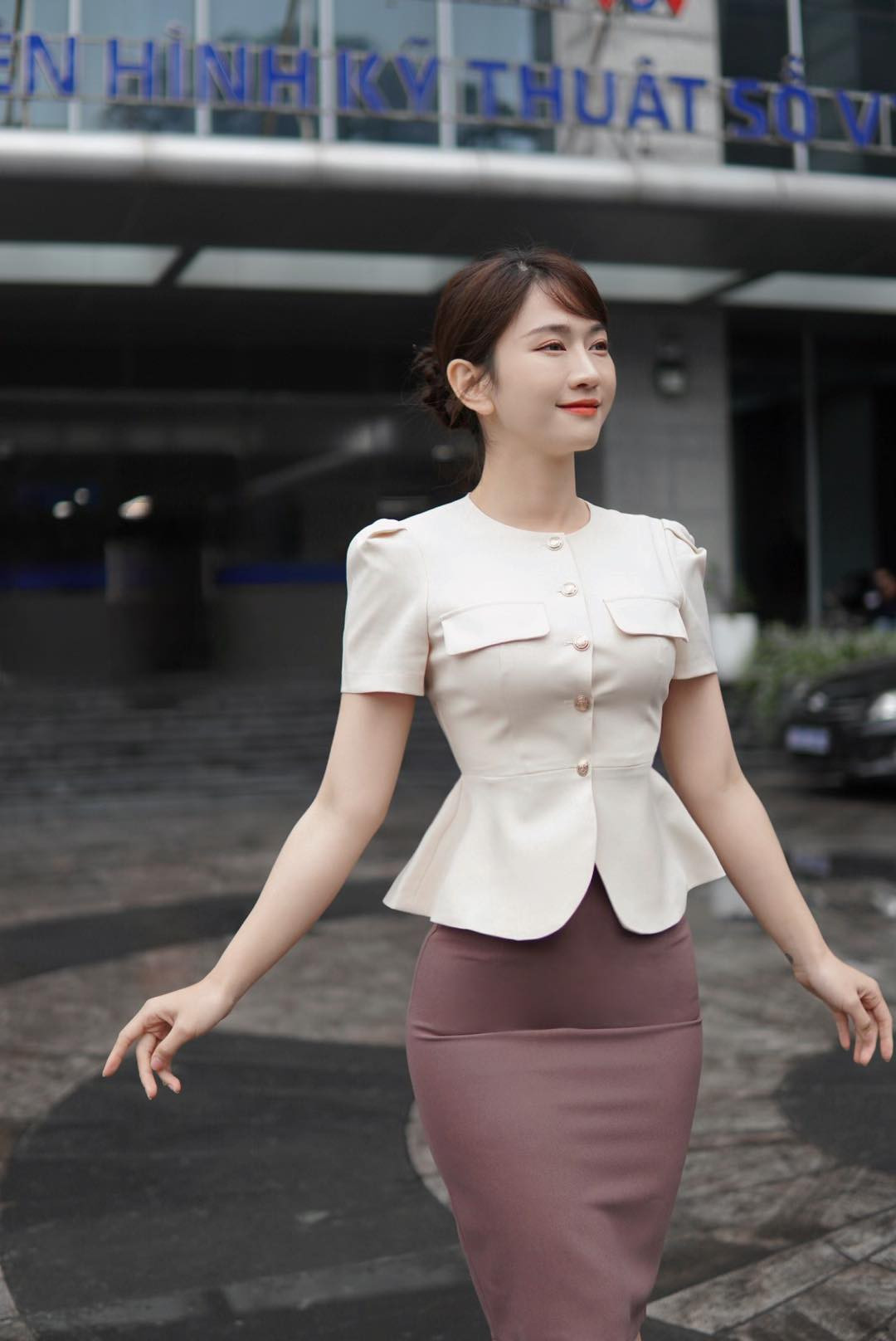 Người đẹp diện những trang phục "kín cổng cao tường" nền nã và vô cùng thanh lịch.