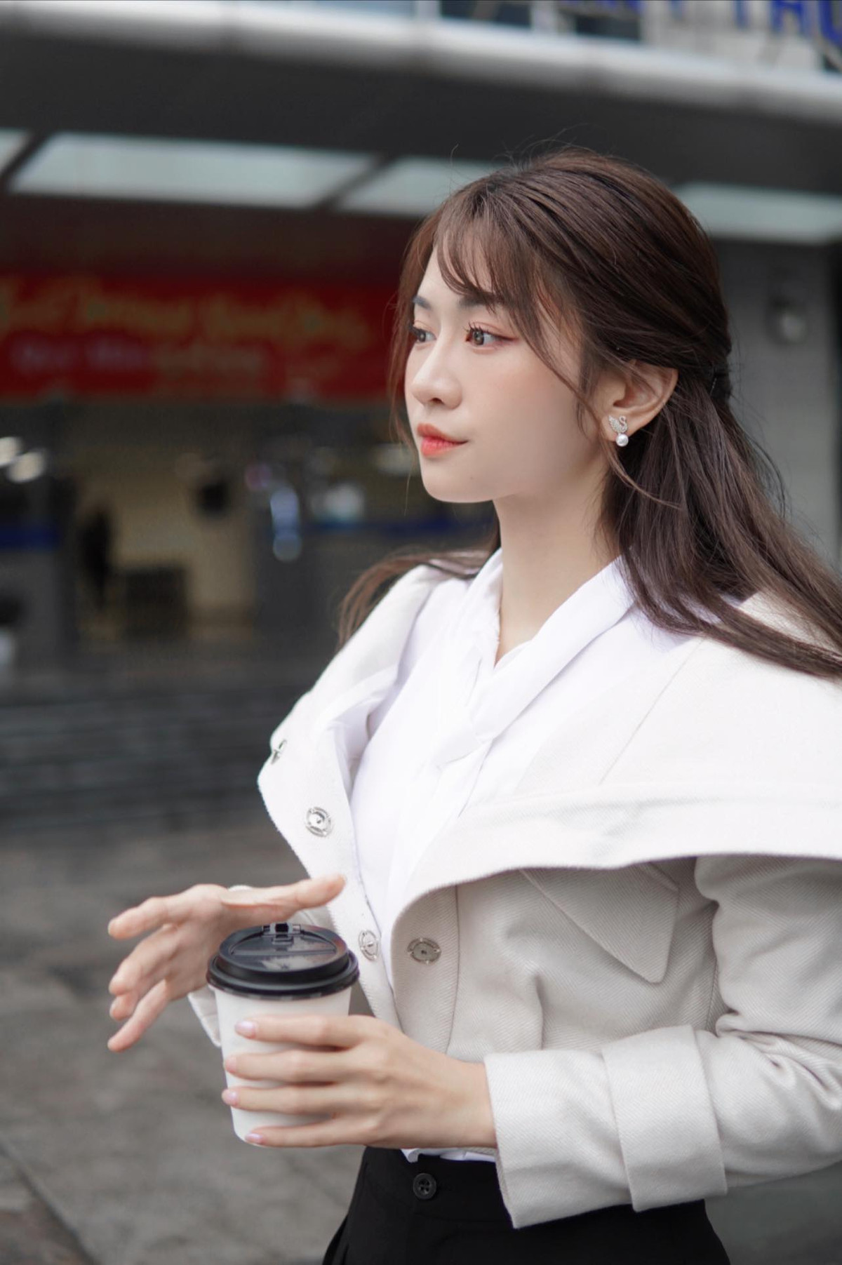 Do đặc thù công việc nên khi dẫn bản tin, Lê Bống phải cực kỳ chú ý đến hình tượng của bản thân.