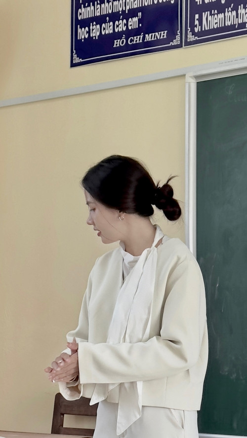 Theo những hình ảnh được đăng tải, cô nàng có phong cách thời trang đi dạy rất đa dạng và hầu như không ngày nào quần áo trùng lặp.