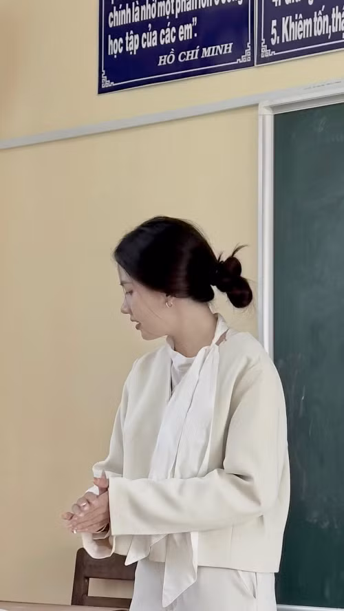 Theo những hình ảnh được đăng tải, cô nàng có phong cách thời trang đi dạy rất đa dạng và hầu như không ngày nào quần áo trùng lặp.