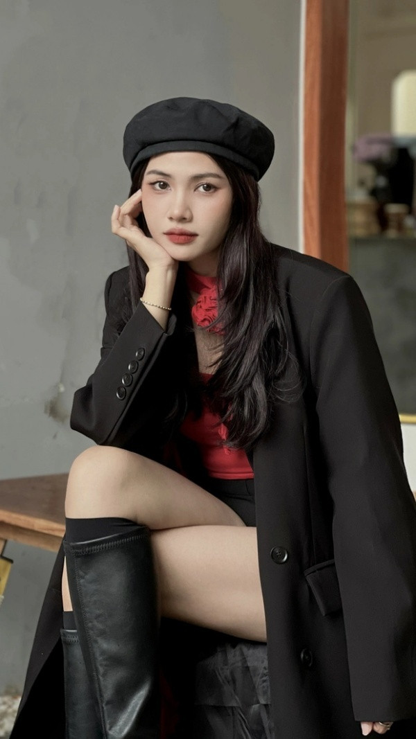 Vẹn Trần cũng công nhận tác phong nghề giáo yêu cầu "lịch sự - nghiêm túc", tuy nhiên theo cô nàng, không phải cứ áo sơ mi quần đen mới thể hiện được phong thái ấy.