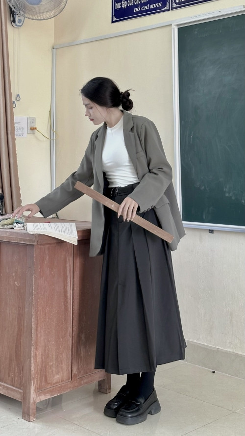 Được biết, cô giáo này có tên là Vẹn Trần (sinh năm 1997), tốt nghiệp cử nhân trường Đại học Quy Nhơn (Bình Định) khoa Giáo dục Tiểu học.