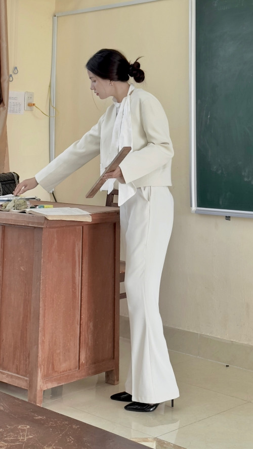 Xuất hiện trong những clip gây bão TikTok, nữ giáo viên trẻ gây ấn tượng với gương mặt xinh xắn và quan trọng hơn là phong cách ăn mặc vừa nữ tính vừa thanh lịch, cả tuần không ngày nào trùng ngày nào.