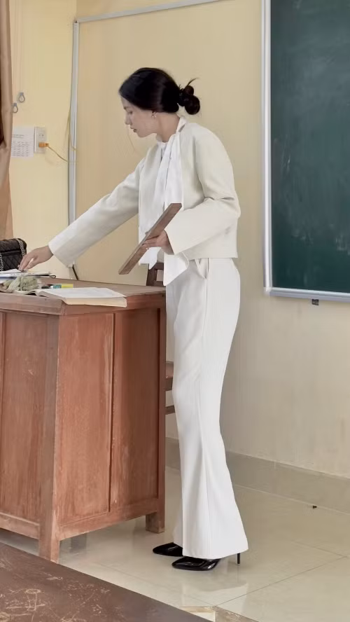 Xuất hiện trong những clip gây bão TikTok, nữ giáo viên trẻ gây ấn tượng với gương mặt xinh xắn và quan trọng hơn là phong cách ăn mặc vừa nữ tính vừa thanh lịch, cả tuần không ngày nào trùng ngày nào.