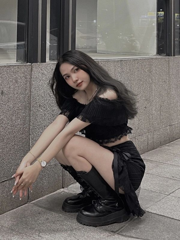 Vẹn Trần cũng khẳng định dù ngoài việc đi dạy cô còn kinh doanh, quay TikTok nhưng do sắp xếp thời gian hợp lý nên không bị ảnh hưởng gì cả.