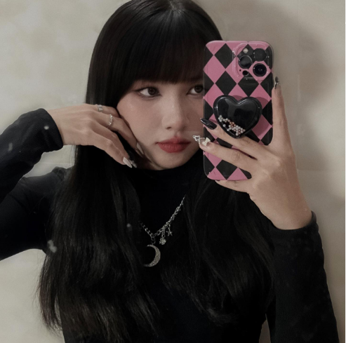 Ngay sau khi được đăng tải, thời trang đi dạy của cô giáo Vẹn Trần đã nhanh chóng thu hút sự quan tâm từ cư dân mạng.