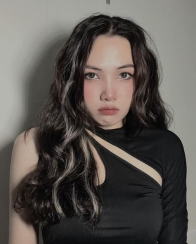 Rời bục giảng, cô giáo Gen Z lại quay trở về đúng tuổi của mình với những trang phục trẻ trung.