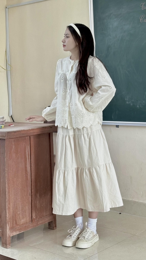 Mới đây, cư dân mạng đặc biệt quan tâm đến hình ảnh một cô giáo ăn mặc quá phong cách khi lên bục giảng.