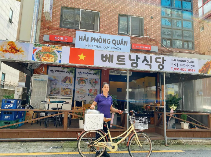 Vào những ngày cao điểm doanh thu của quán lên đến hơn 10 triệu đồng/ngày. Hiện quán có thêm nhiều món khác nên lượng xôi khúc tiêu thụ cũng giảm bớt.