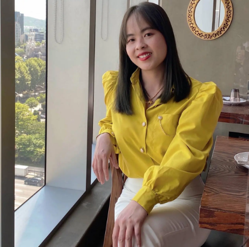 Chia sẻ về thu nhập của quán khi bán các món ăn Việt, cô gái này cho biết mỗi ngày trung bình quán sử dụng khoảng 40kg gạo nếp, tương đương khoảng 100 suất xôi. Có những ngày cao điểm, quán bán được 200 suất, với giá 3.000 won/suất (khoảng 53 nghìn đồng).