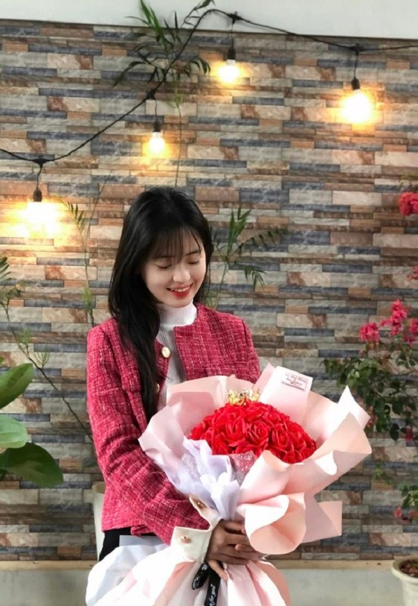 Khác với Phúng Phính, Vàng Thị Sinh qua nhiều năm nổi tiếng vẫn giữ được nét trong trẻo, thuần khiết.