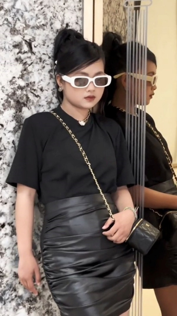 Ở những lần xuất hiện, cô bé khiến mọi người bất ngờ về phong cách ăn mặc, diện trang phục sành điệu, thể hiện phong thái tự tin.