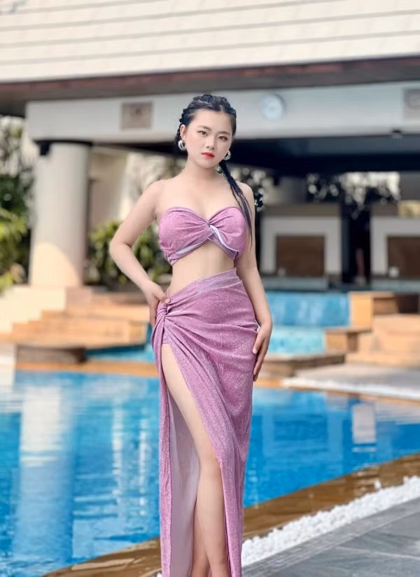 Từ một cô bé dân tộc bán và cho thuê hoa ở Dốc Thẩm Mã (Hà Giang), cuộc sống vô cùng khó khăn nay Phúng Phính trở thành một nhân vật thu hút hàng nghìn lượt theo dõi và hàng triệu lượt yêu thích trên mạng xã hội.