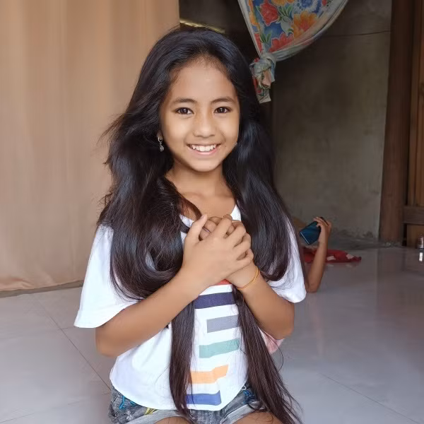 Khánh Huyền – còn được gọi là cô bé Pa Cô bất ngờ nổi lên như 1 hiện tượng nhờ loạt clip khoe gương mặt nổi bật và kĩ năng catwalk "thần sầu" của mình.